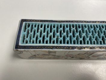 A Chinese famille rose 'erotical subject' cricket box, 1st half 19th C.